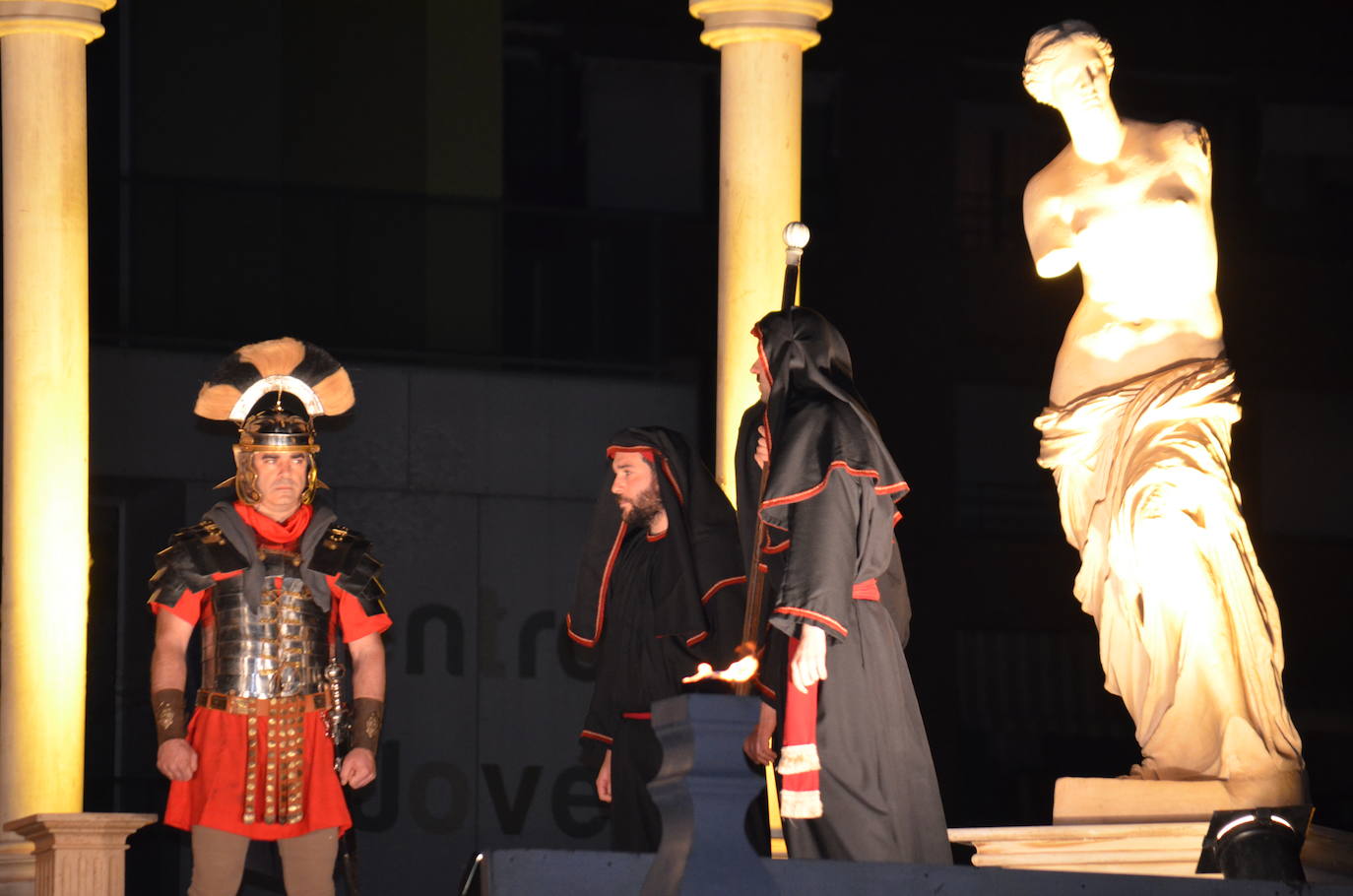 Paso Viviente puso en escena la noche del Jueves Santo la muerte y resurrección de Jesucristo ante miles de personas. 