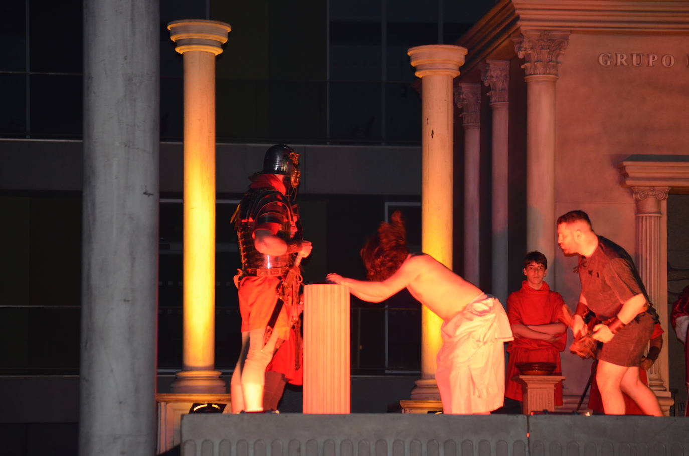 Paso Viviente puso en escena la noche del Jueves Santo la muerte y resurrección de Jesucristo ante miles de personas. 