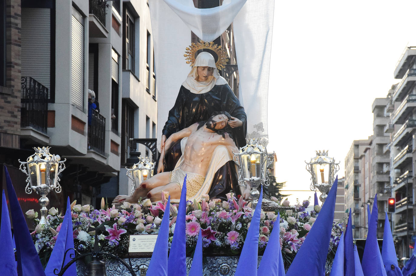 Fotos: Vía Crucis de la Cofradía de Nuestra Señora de la Piedad