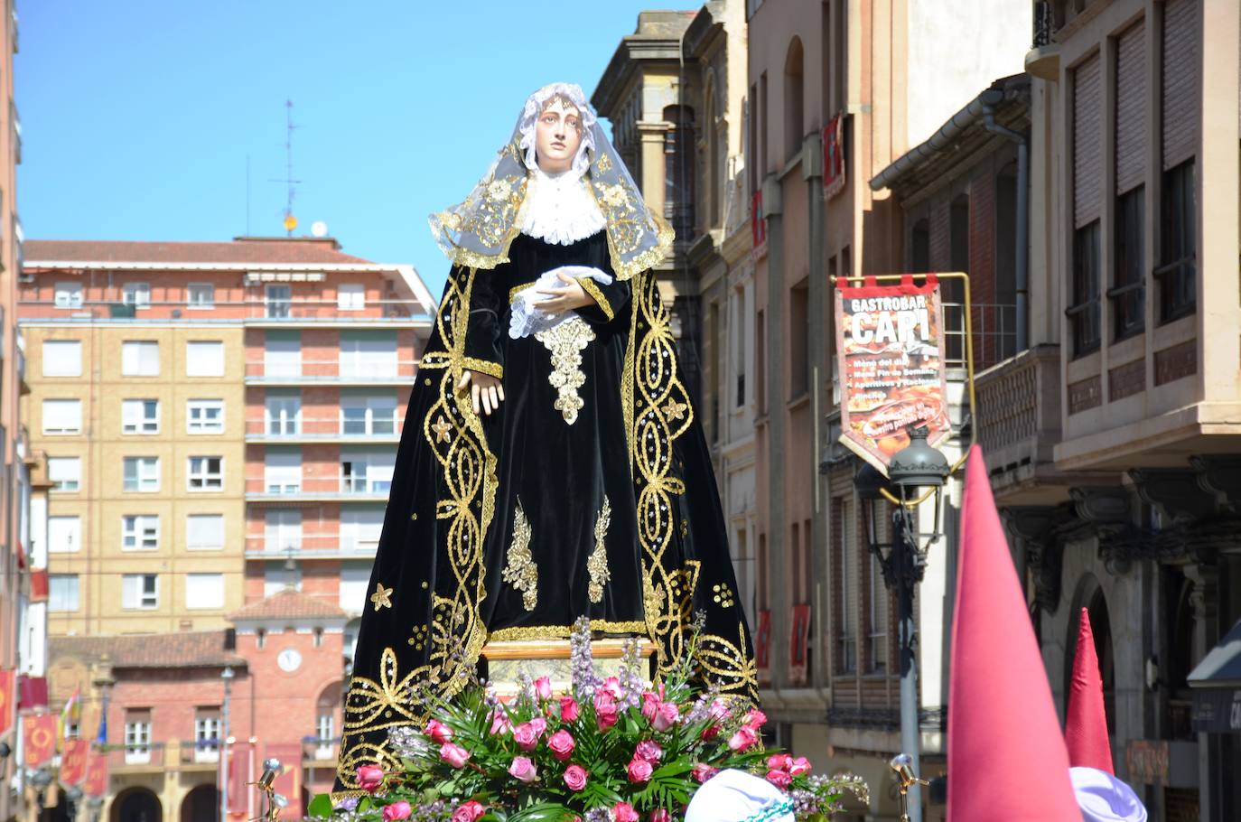 Esta procesión está dedicada a las mujeres maltratadas. 