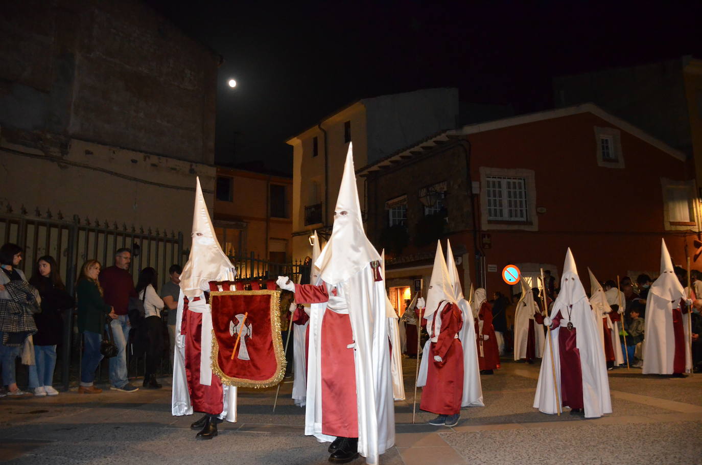 La procesión de la noche de Viernes Santo, con 16 pasos y más de 2.000 personas, llevó a las calles del casco antiguo el patrimonio más preciado y venerado de la Semana Santa calagurritana. 