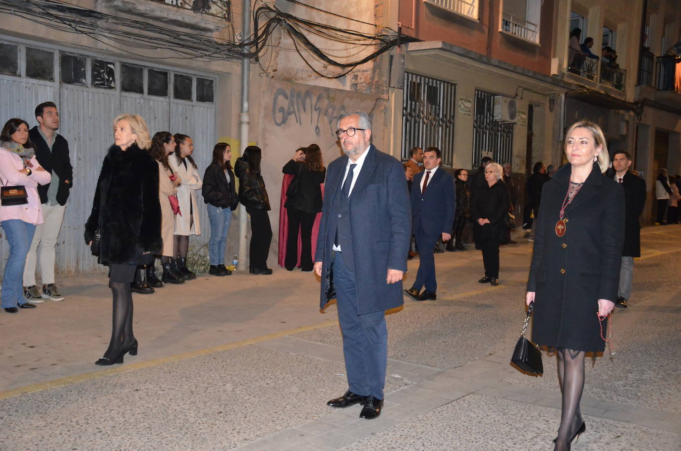 La procesión de la noche de Viernes Santo, con 16 pasos y más de 2.000 personas, llevó a las calles del casco antiguo el patrimonio más preciado y venerado de la Semana Santa calagurritana. 