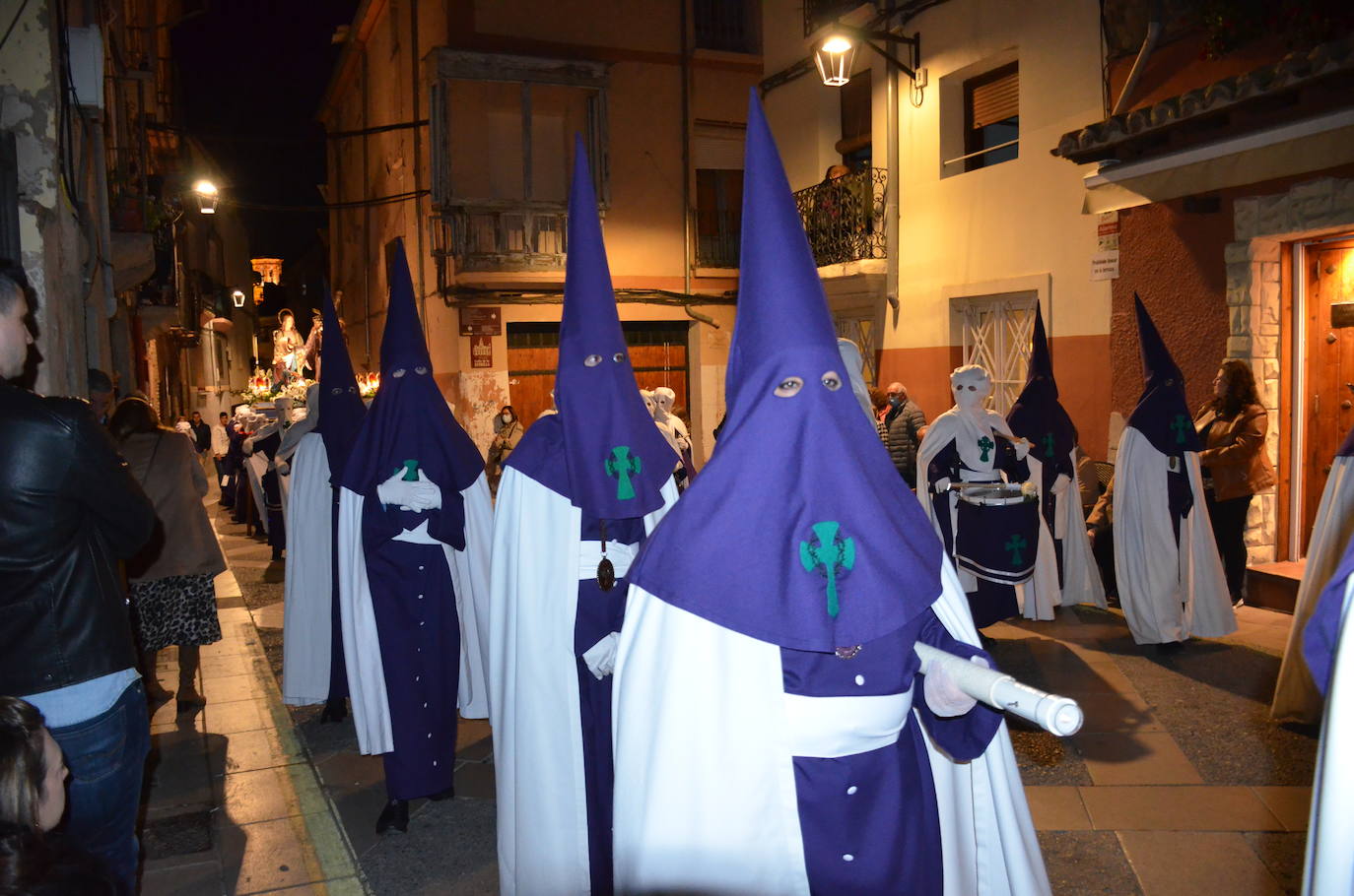 La procesión de la noche de Viernes Santo, con 16 pasos y más de 2.000 personas, llevó a las calles del casco antiguo el patrimonio más preciado y venerado de la Semana Santa calagurritana. 