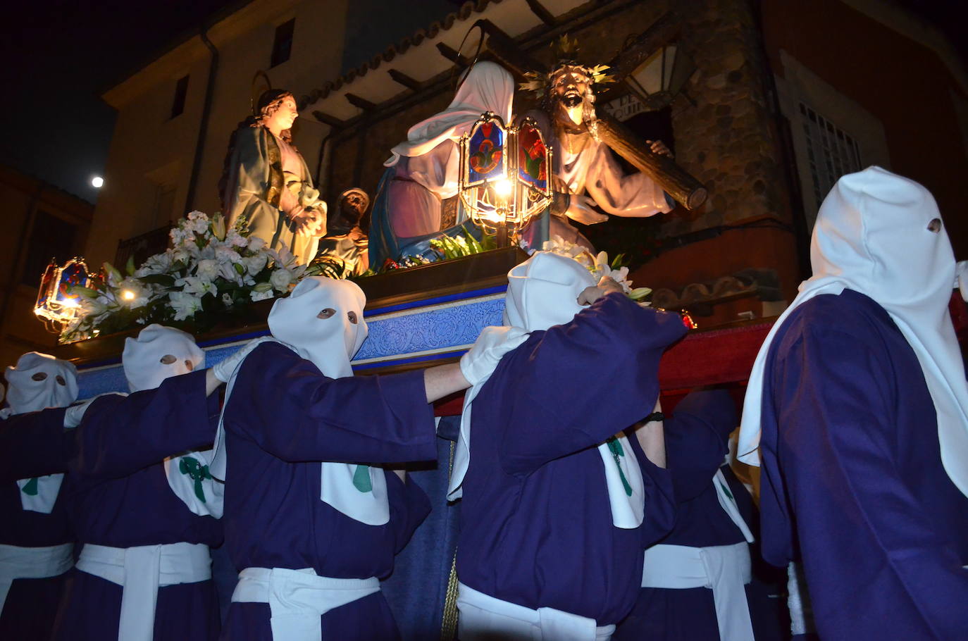 La procesión de la noche de Viernes Santo, con 16 pasos y más de 2.000 personas, llevó a las calles del casco antiguo el patrimonio más preciado y venerado de la Semana Santa calagurritana. 