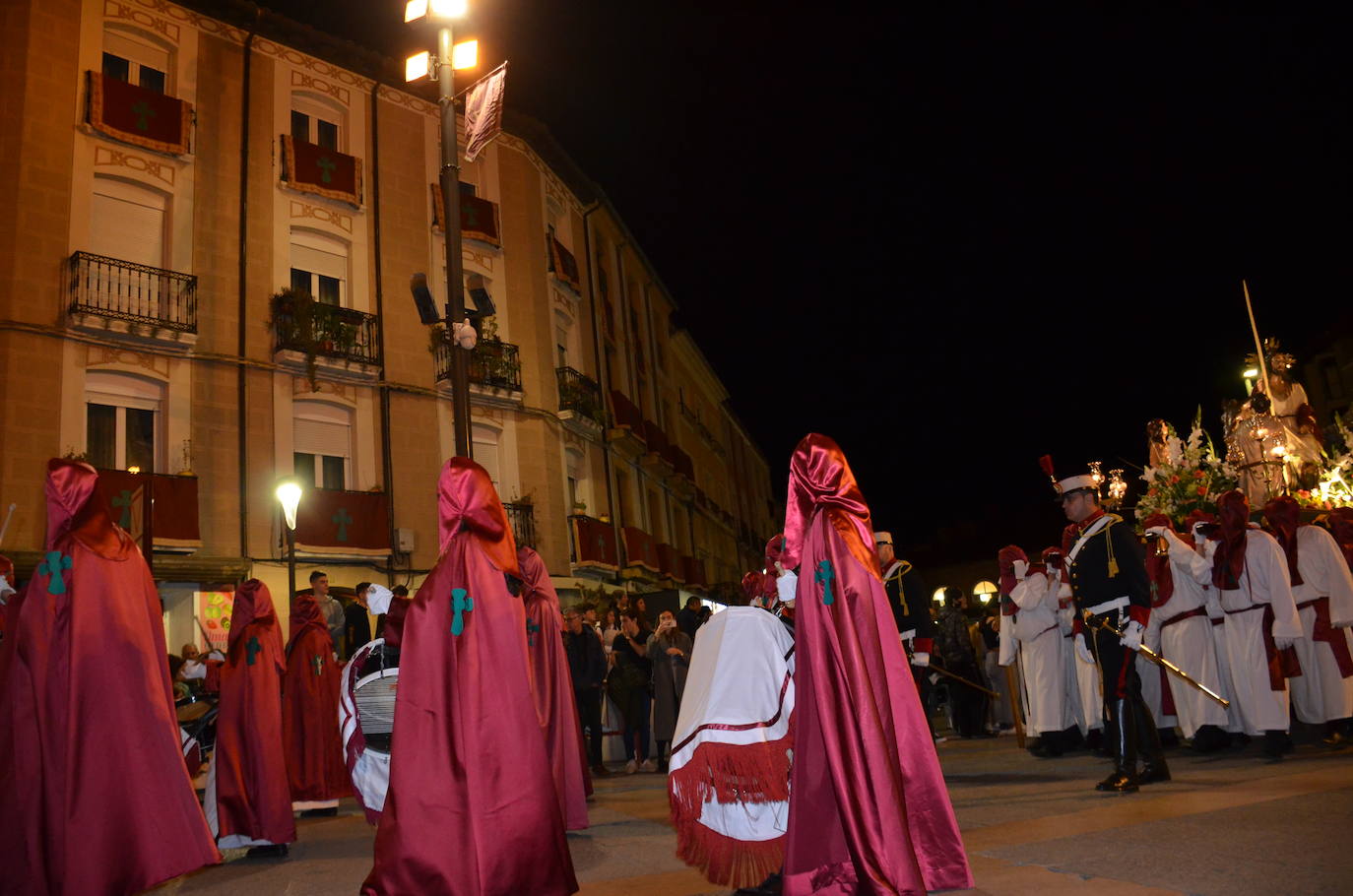 La procesión de la noche de Viernes Santo, con 16 pasos y más de 2.000 personas, llevó a las calles del casco antiguo el patrimonio más preciado y venerado de la Semana Santa calagurritana. 