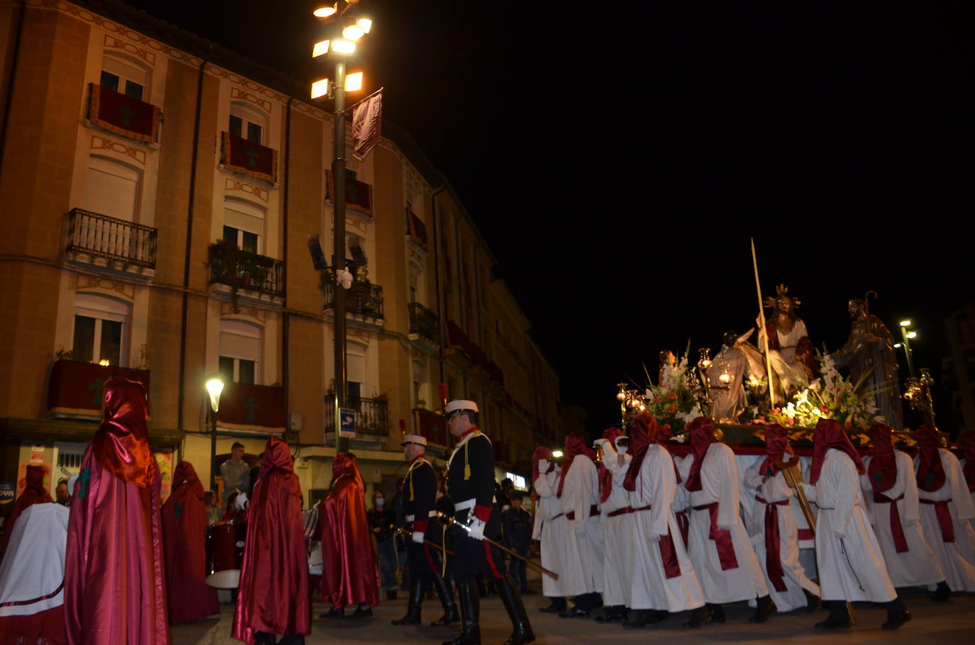 La procesión de la noche de Viernes Santo, con 16 pasos y más de 2.000 personas, llevó a las calles del casco antiguo el patrimonio más preciado y venerado de la Semana Santa calagurritana. 