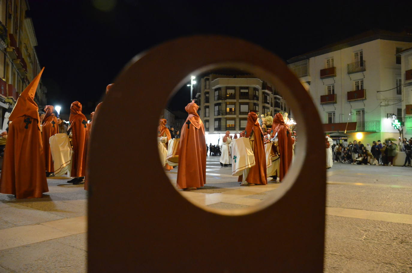 La procesión de la noche de Viernes Santo, con 16 pasos y más de 2.000 personas, llevó a las calles del casco antiguo el patrimonio más preciado y venerado de la Semana Santa calagurritana. 