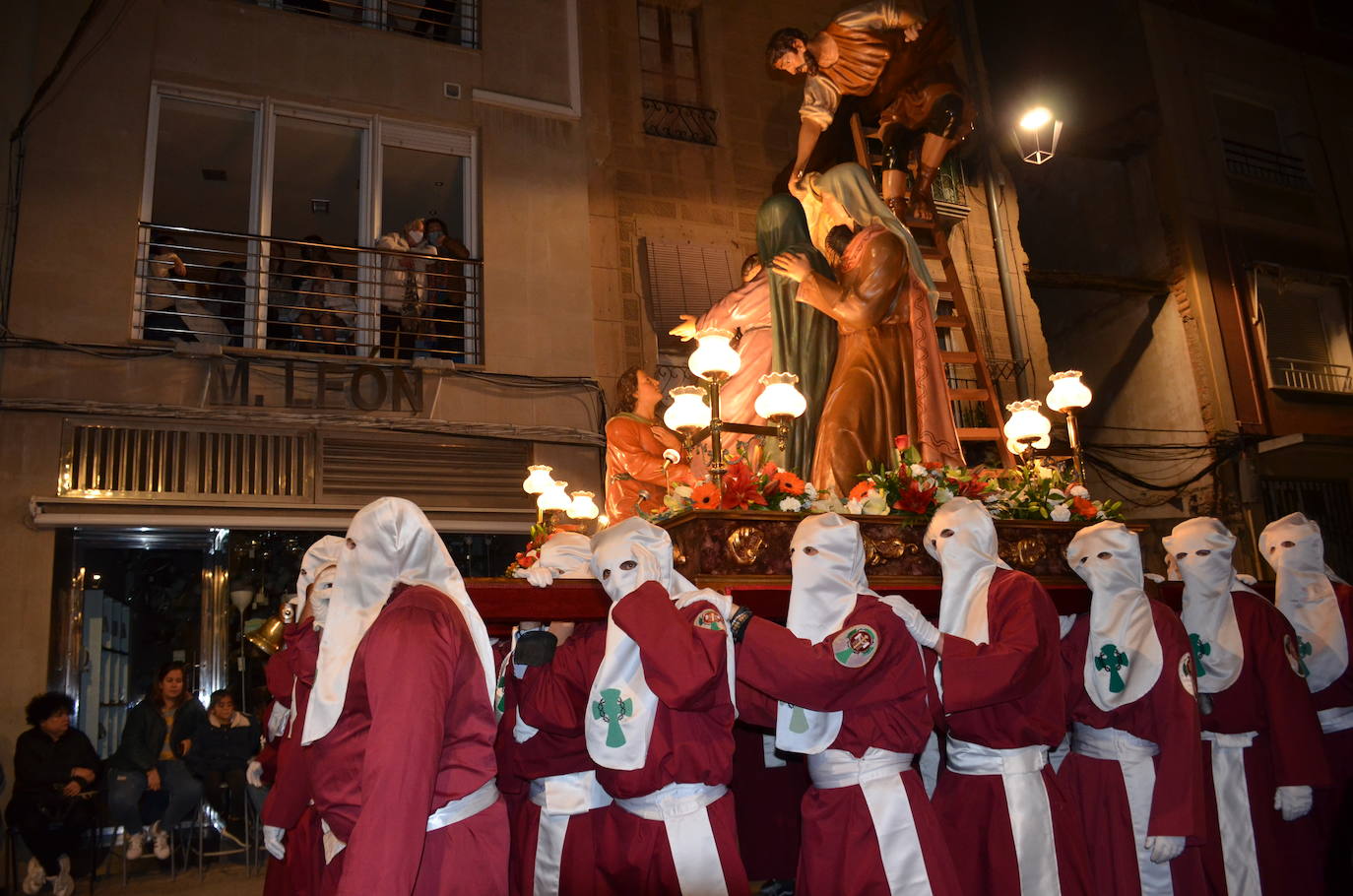 La procesión de la noche de Viernes Santo, con 16 pasos y más de 2.000 personas, llevó a las calles del casco antiguo el patrimonio más preciado y venerado de la Semana Santa calagurritana. 