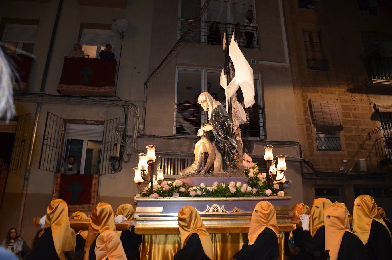 La procesión de la noche de Viernes Santo, con 16 pasos y más de 2.000 personas, llevó a las calles del casco antiguo el patrimonio más preciado y venerado de la Semana Santa calagurritana. 