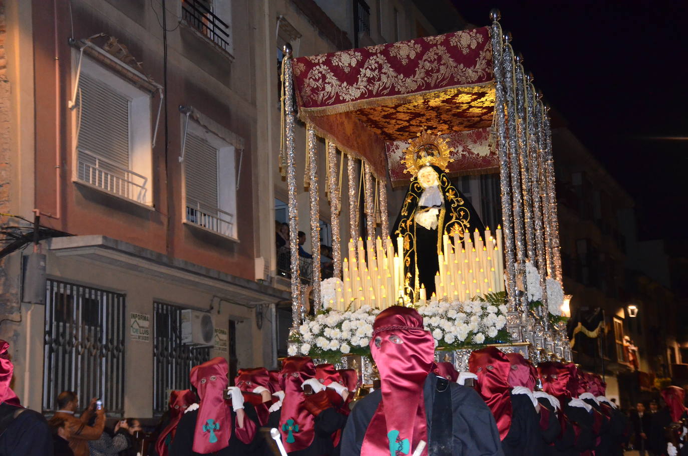 La procesión de la noche de Viernes Santo, con 16 pasos y más de 2.000 personas, llevó a las calles del casco antiguo el patrimonio más preciado y venerado de la Semana Santa calagurritana. 