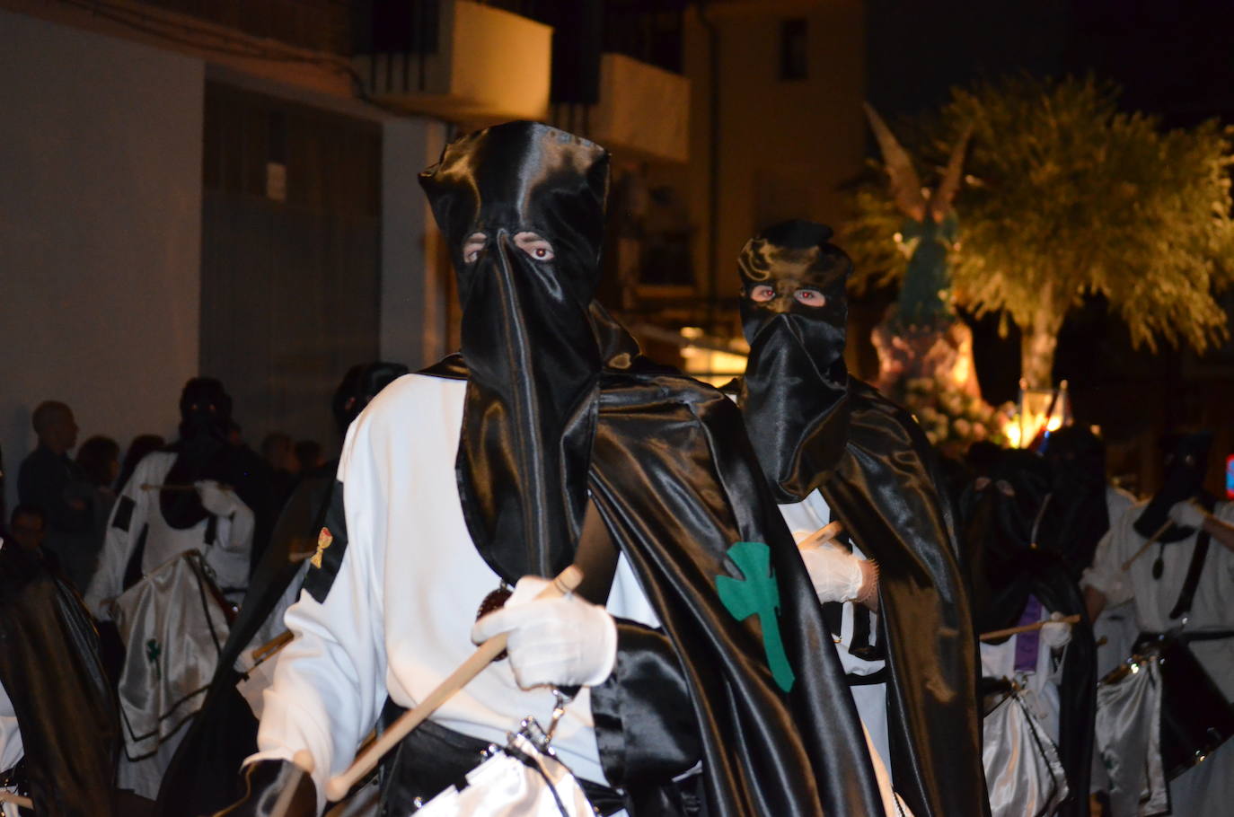 La procesión de la noche de Viernes Santo, con 16 pasos y más de 2.000 personas, llevó a las calles del casco antiguo el patrimonio más preciado y venerado de la Semana Santa calagurritana. 