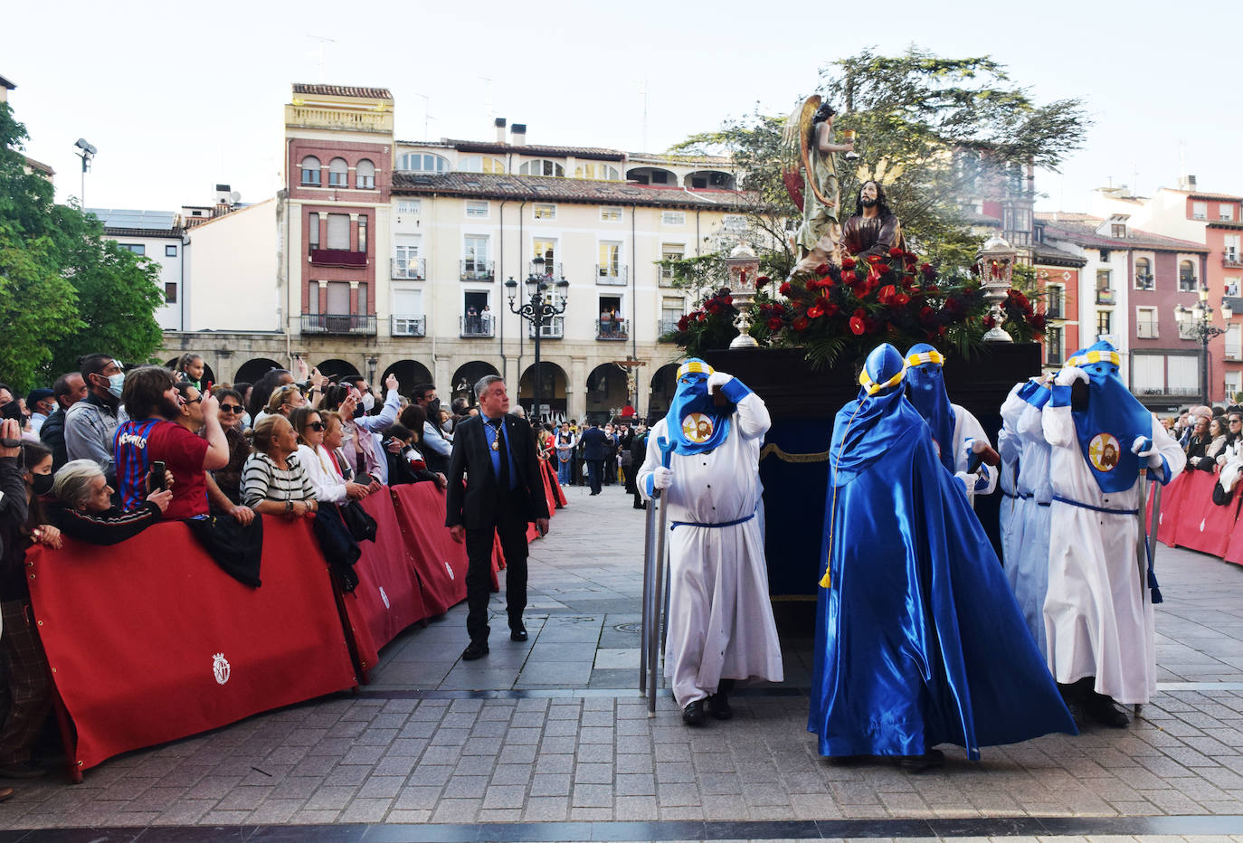 Once pasos recorrieron las calles del Casco Antiguo de Logroño, donde se congregó numeroso público con ganas de recuperar la tradición.