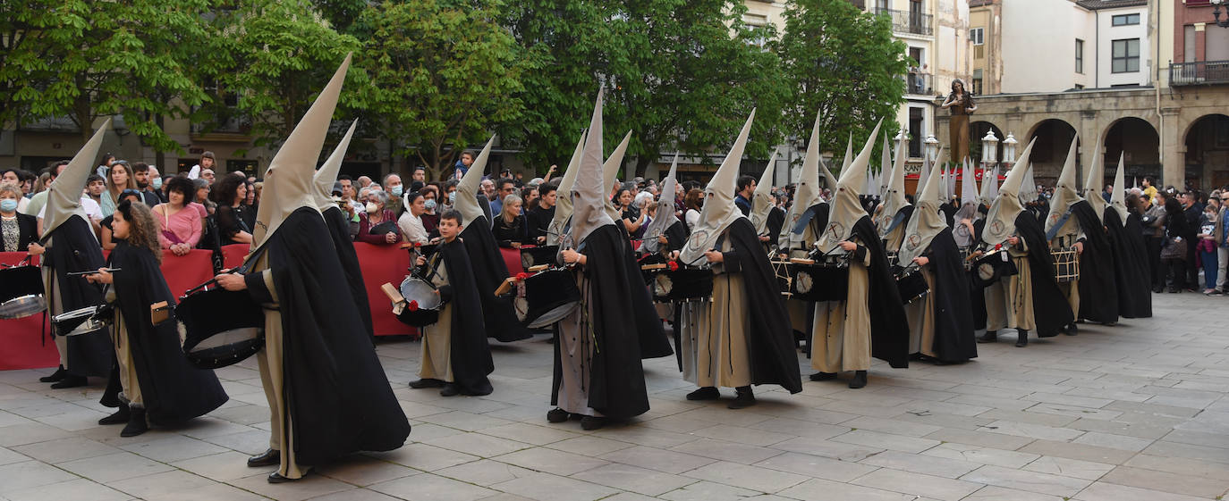 Once pasos recorrieron las calles del Casco Antiguo de Logroño, donde se congregó numeroso público con ganas de recuperar la tradición.