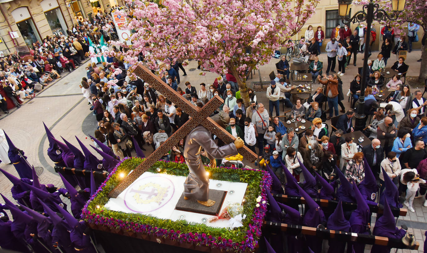 Once pasos recorrieron las calles del Casco Antiguo de Logroño, donde se congregó numeroso público con ganas de recuperar la tradición.