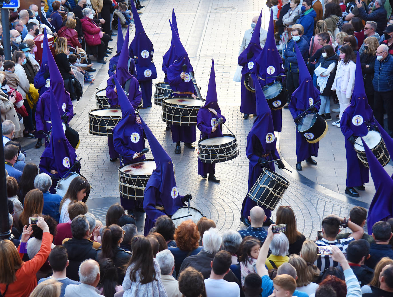 Once pasos recorrieron las calles del Casco Antiguo de Logroño, donde se congregó numeroso público con ganas de recuperar la tradición.