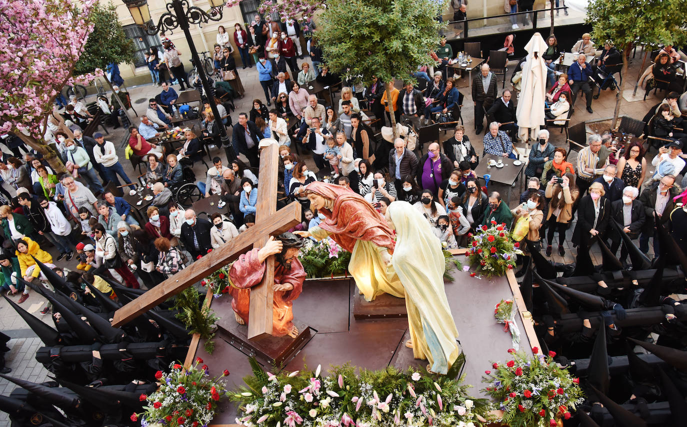 Once pasos recorrieron las calles del Casco Antiguo de Logroño, donde se congregó numeroso público con ganas de recuperar la tradición.