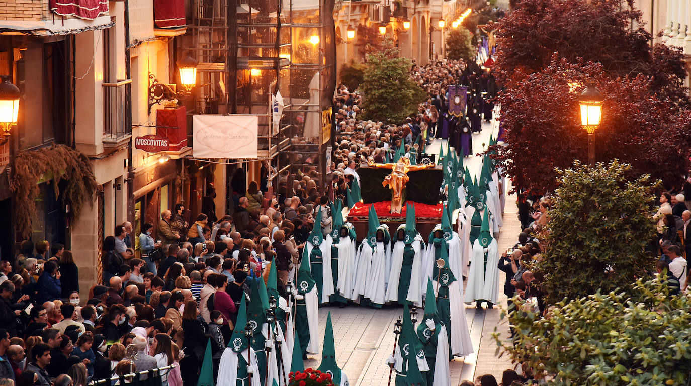 Once pasos recorrieron las calles del Casco Antiguo de Logroño, donde se congregó numeroso público con ganas de recuperar la tradición.