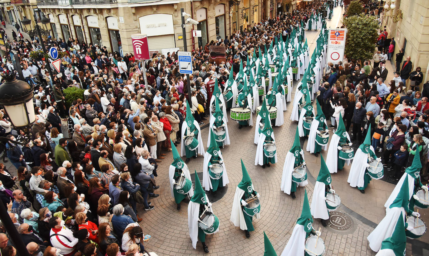 Once pasos recorrieron las calles del Casco Antiguo de Logroño, donde se congregó numeroso público con ganas de recuperar la tradición.