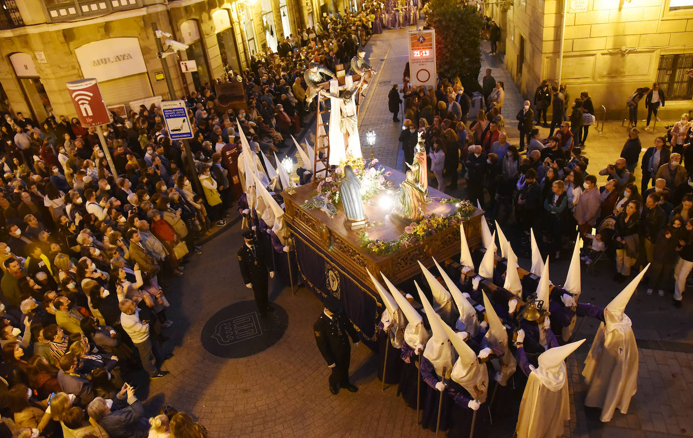 Once pasos recorrieron las calles del Casco Antiguo de Logroño, donde se congregó numeroso público con ganas de recuperar la tradición.