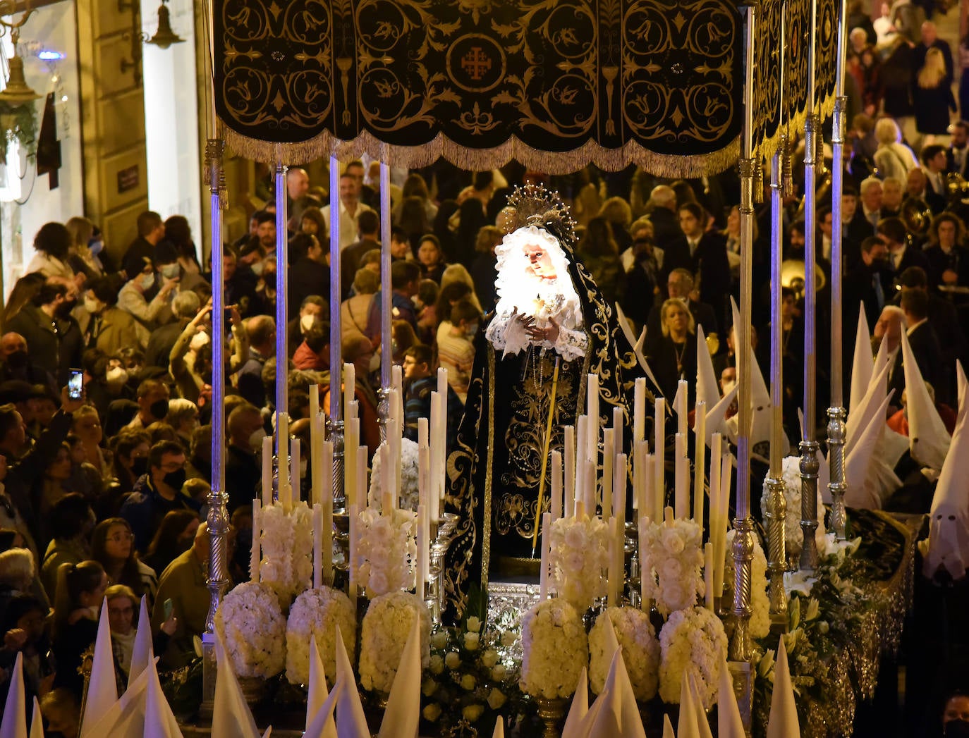 Once pasos recorrieron las calles del Casco Antiguo de Logroño, donde se congregó numeroso público con ganas de recuperar la tradición.