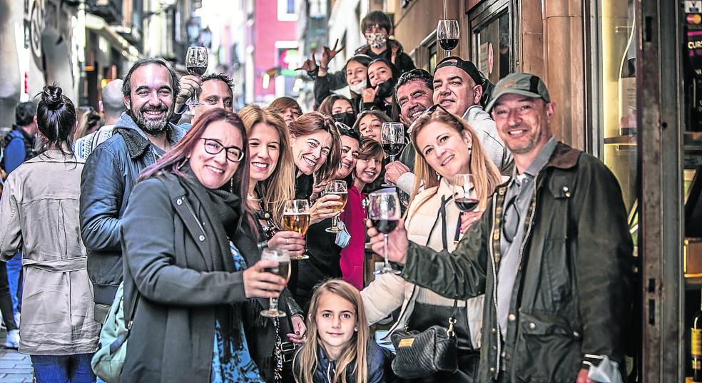 La calle Laurel, animada a la hora del vermú en Viernes Santo. 