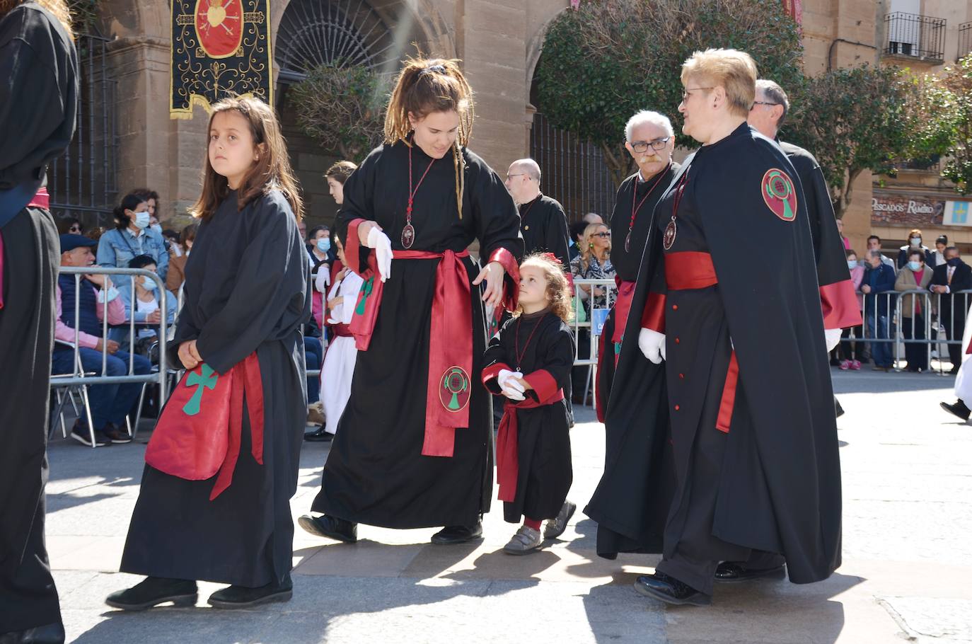 El encuentro entre Cristo Resucitado y la Virgen Gloriosa, en una plaza del Raso repleta de público, ha puesto el broche de oro de a la Semana Santa calagurritana. 