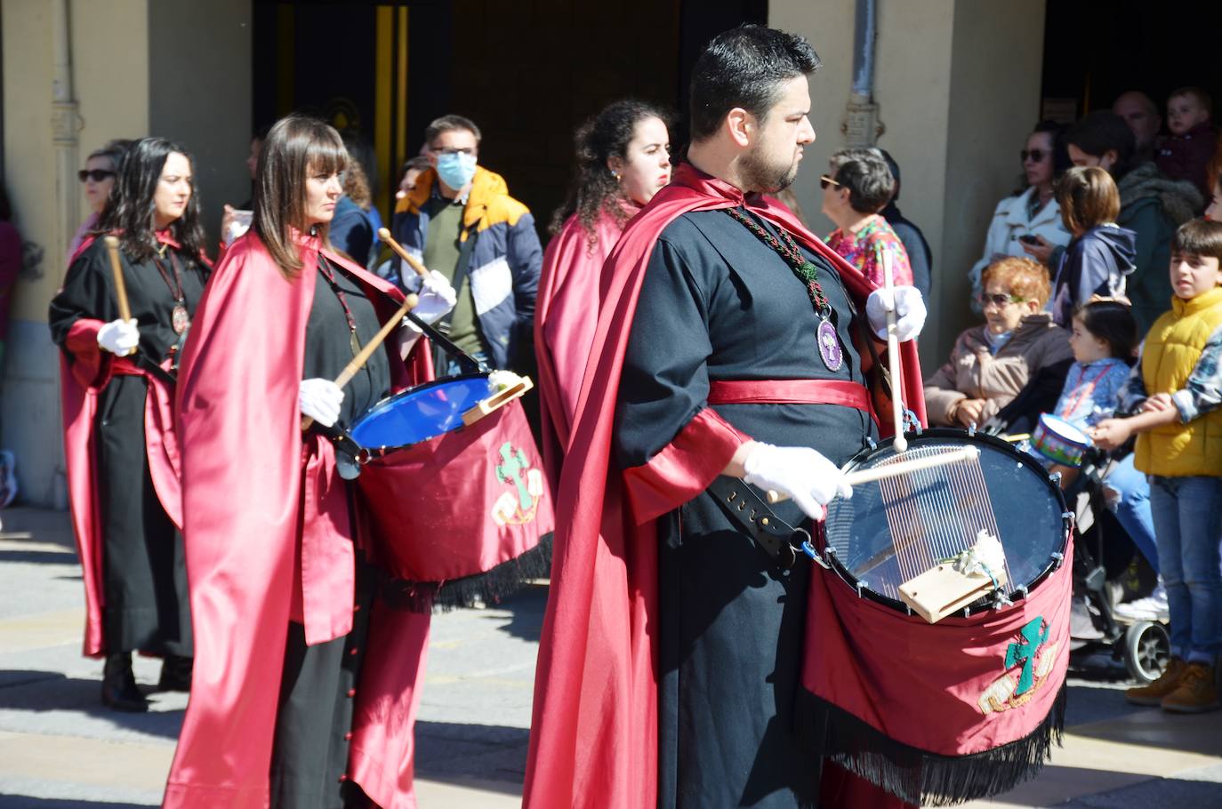 El encuentro entre Cristo Resucitado y la Virgen Gloriosa, en una plaza del Raso repleta de público, ha puesto el broche de oro de a la Semana Santa calagurritana. 