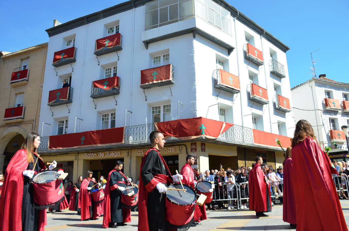 El encuentro entre Cristo Resucitado y la Virgen Gloriosa, en una plaza del Raso repleta de público, ha puesto el broche de oro de a la Semana Santa calagurritana. 