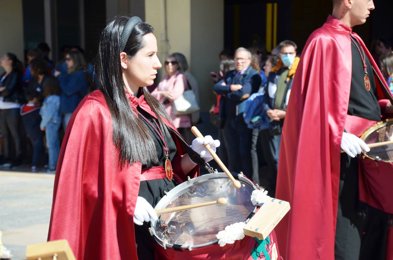 El encuentro entre Cristo Resucitado y la Virgen Gloriosa, en una plaza del Raso repleta de público, ha puesto el broche de oro de a la Semana Santa calagurritana. 