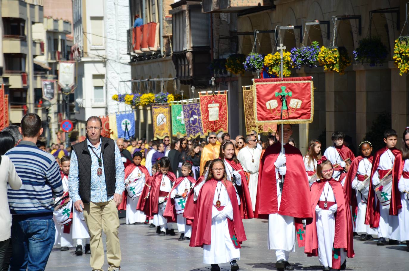 El encuentro entre Cristo Resucitado y la Virgen Gloriosa, en una plaza del Raso repleta de público, ha puesto el broche de oro de a la Semana Santa calagurritana. 