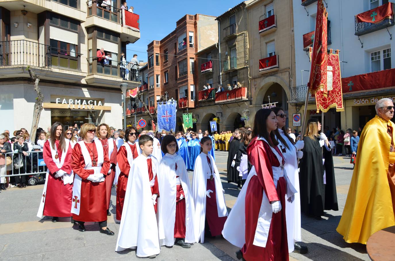 El encuentro entre Cristo Resucitado y la Virgen Gloriosa, en una plaza del Raso repleta de público, ha puesto el broche de oro de a la Semana Santa calagurritana. 