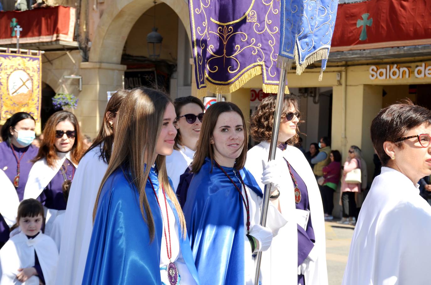 El encuentro entre Cristo Resucitado y la Virgen Gloriosa, en una plaza del Raso repleta de público, ha puesto el broche de oro de a la Semana Santa calagurritana. 