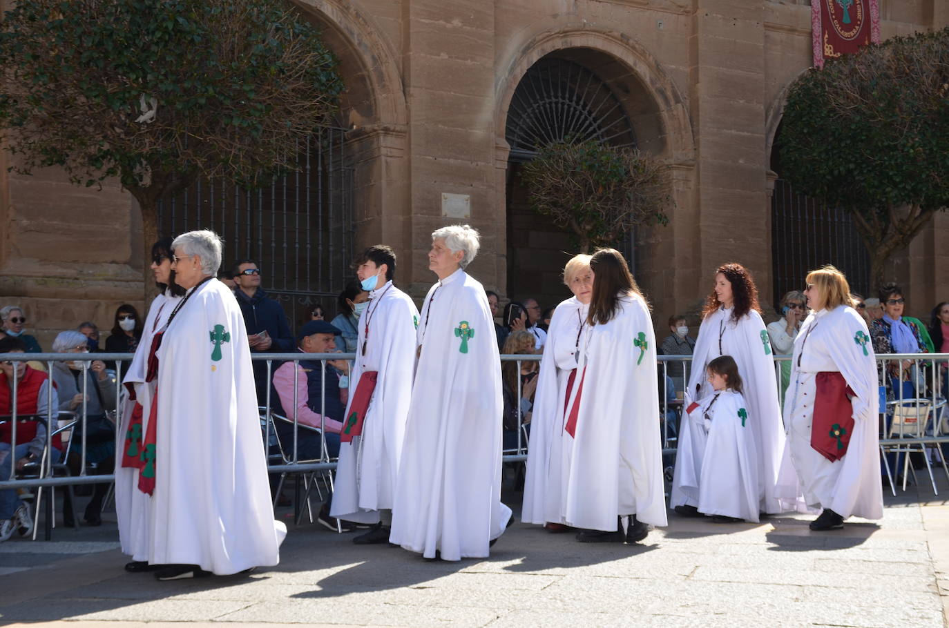 El encuentro entre Cristo Resucitado y la Virgen Gloriosa, en una plaza del Raso repleta de público, ha puesto el broche de oro de a la Semana Santa calagurritana. 