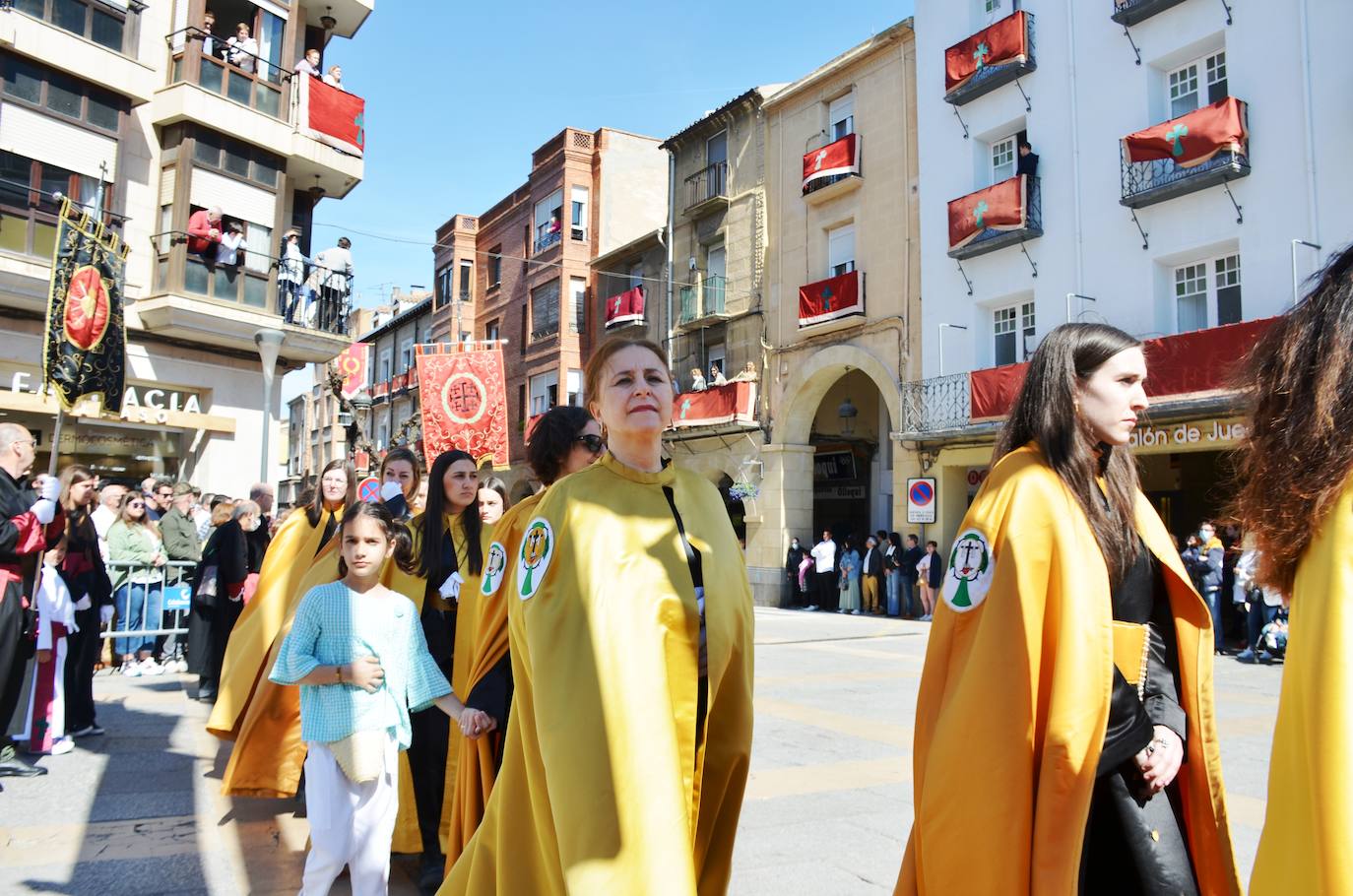 El encuentro entre Cristo Resucitado y la Virgen Gloriosa, en una plaza del Raso repleta de público, ha puesto el broche de oro de a la Semana Santa calagurritana. 