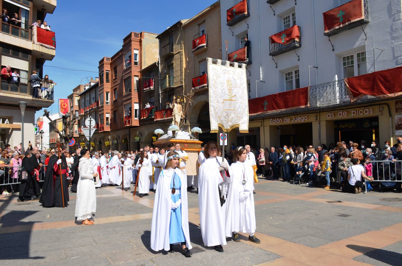 El encuentro entre Cristo Resucitado y la Virgen Gloriosa, en una plaza del Raso repleta de público, ha puesto el broche de oro de a la Semana Santa calagurritana. 