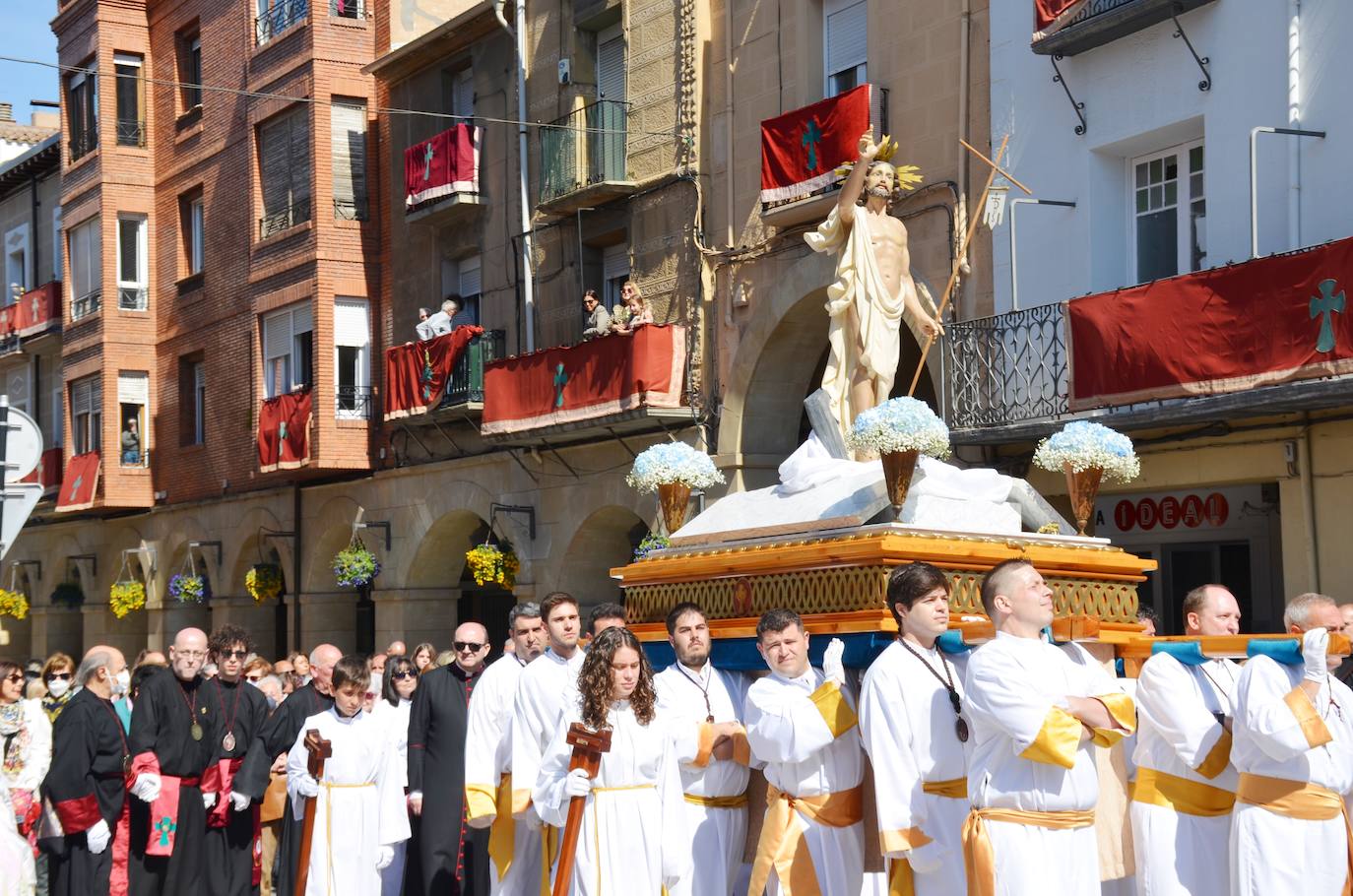 El encuentro entre Cristo Resucitado y la Virgen Gloriosa, en una plaza del Raso repleta de público, ha puesto el broche de oro de a la Semana Santa calagurritana. 