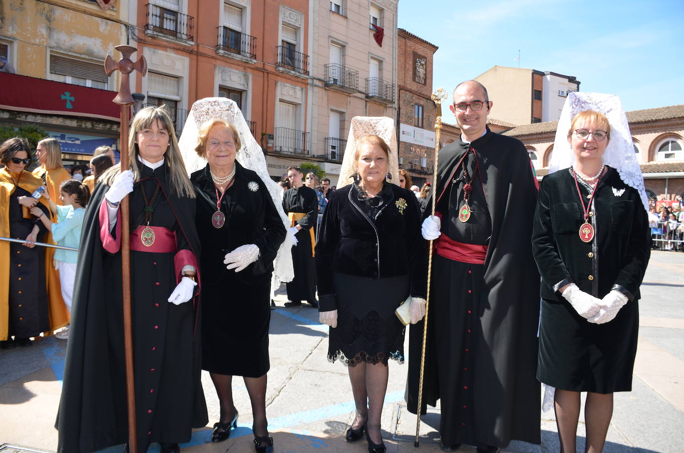 El encuentro entre Cristo Resucitado y la Virgen Gloriosa, en una plaza del Raso repleta de público, ha puesto el broche de oro de a la Semana Santa calagurritana. 