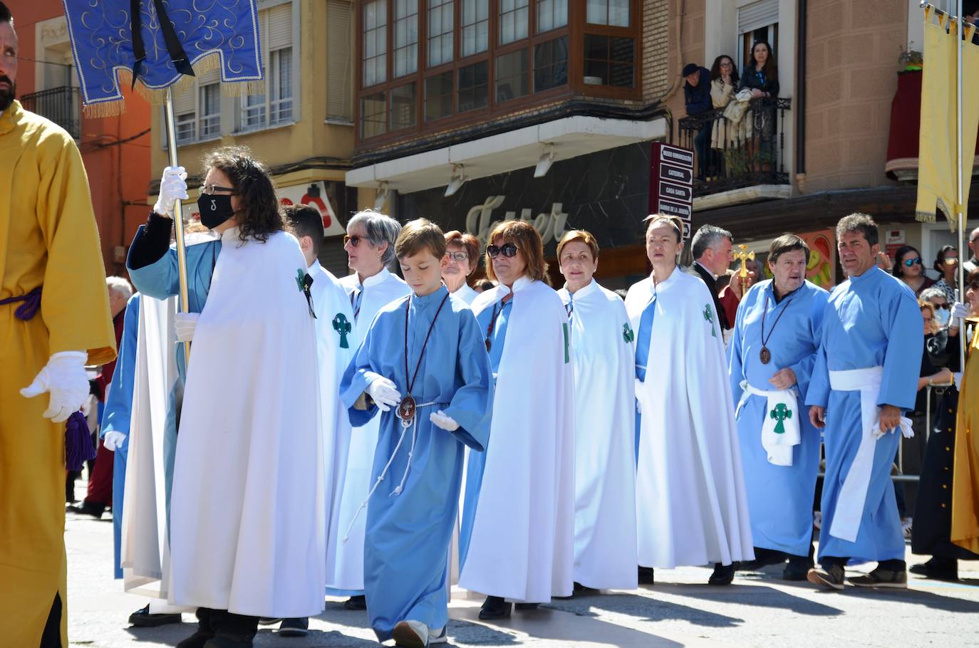 El encuentro entre Cristo Resucitado y la Virgen Gloriosa, en una plaza del Raso repleta de público, ha puesto el broche de oro de a la Semana Santa calagurritana. 