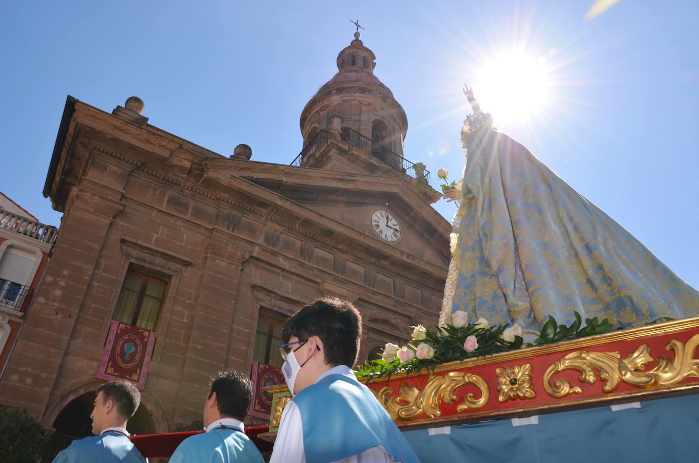 El encuentro entre Cristo Resucitado y la Virgen Gloriosa, en una plaza del Raso repleta de público, ha puesto el broche de oro de a la Semana Santa calagurritana. 