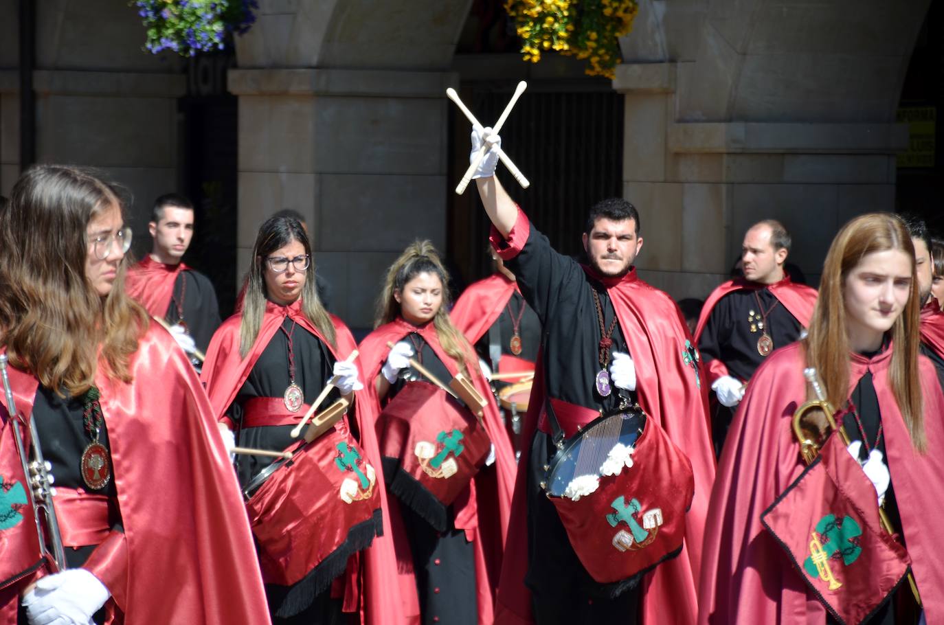 El encuentro entre Cristo Resucitado y la Virgen Gloriosa, en una plaza del Raso repleta de público, ha puesto el broche de oro de a la Semana Santa calagurritana. 