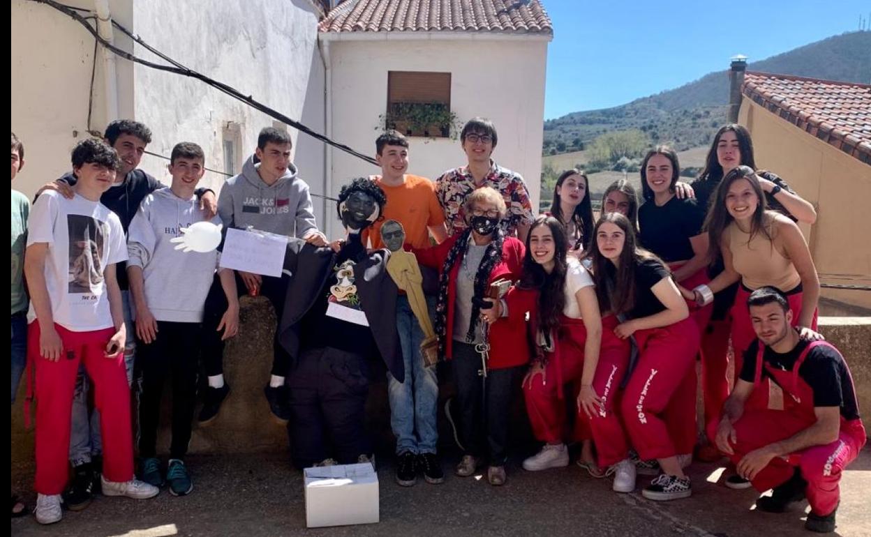 Jóvenes de La Villa de Ocón con el Judas. 