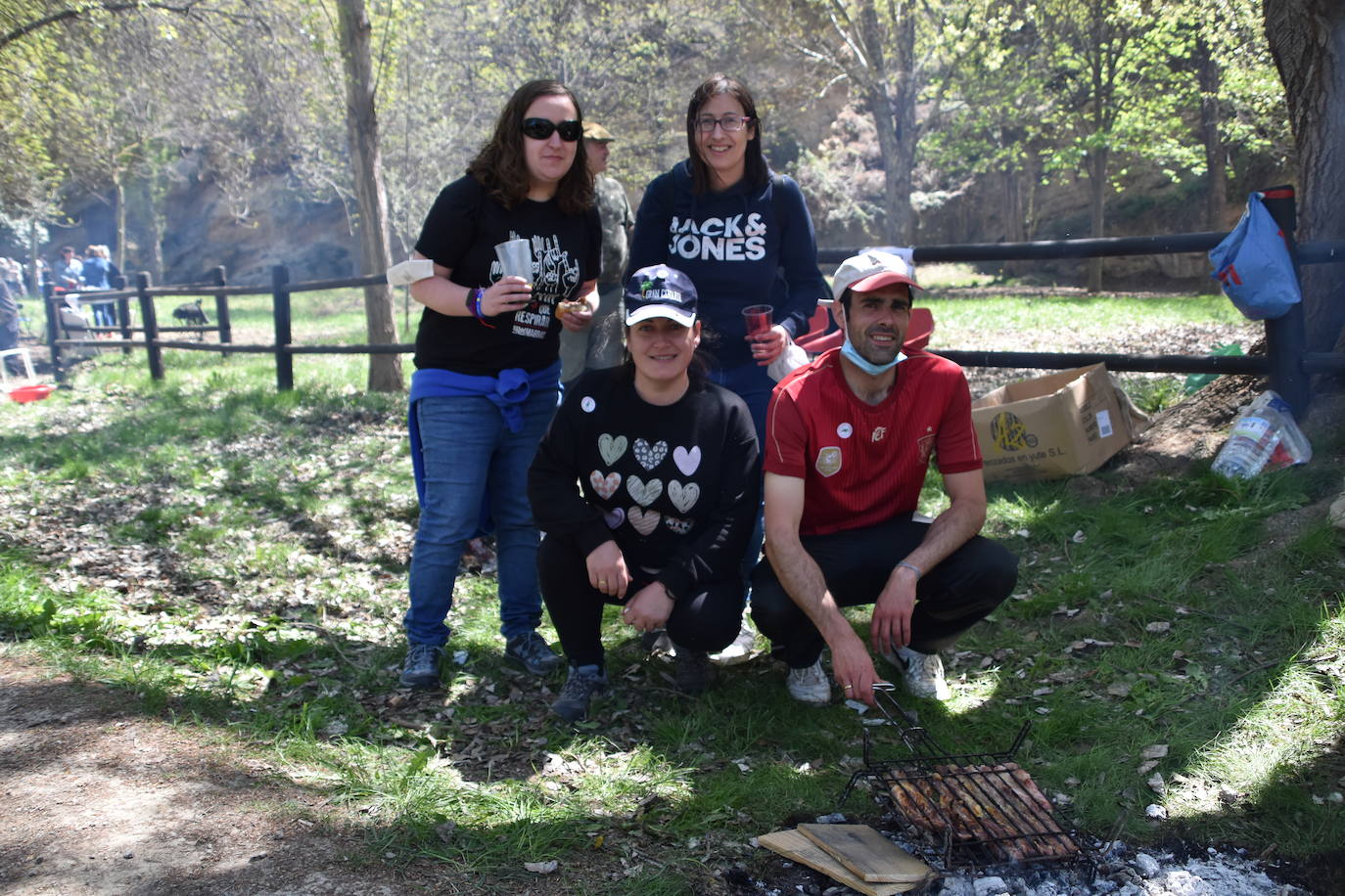 El prado de Clunia de Aguilar se llenó de familias y cuadrillas disfrutando juntos del día.