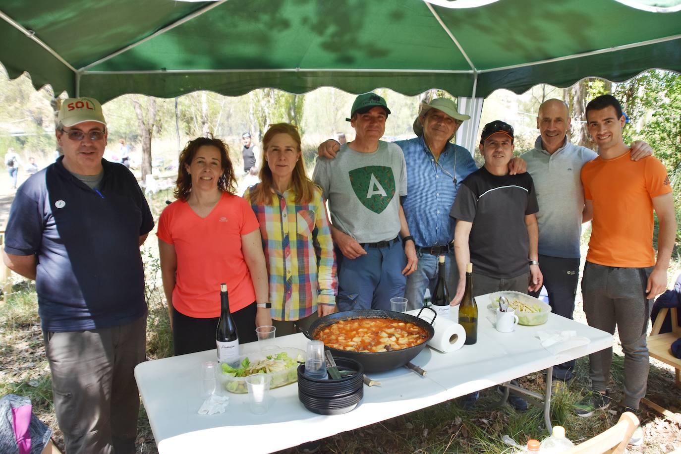 El prado de Clunia de Aguilar se llenó de familias y cuadrillas disfrutando juntos del día.