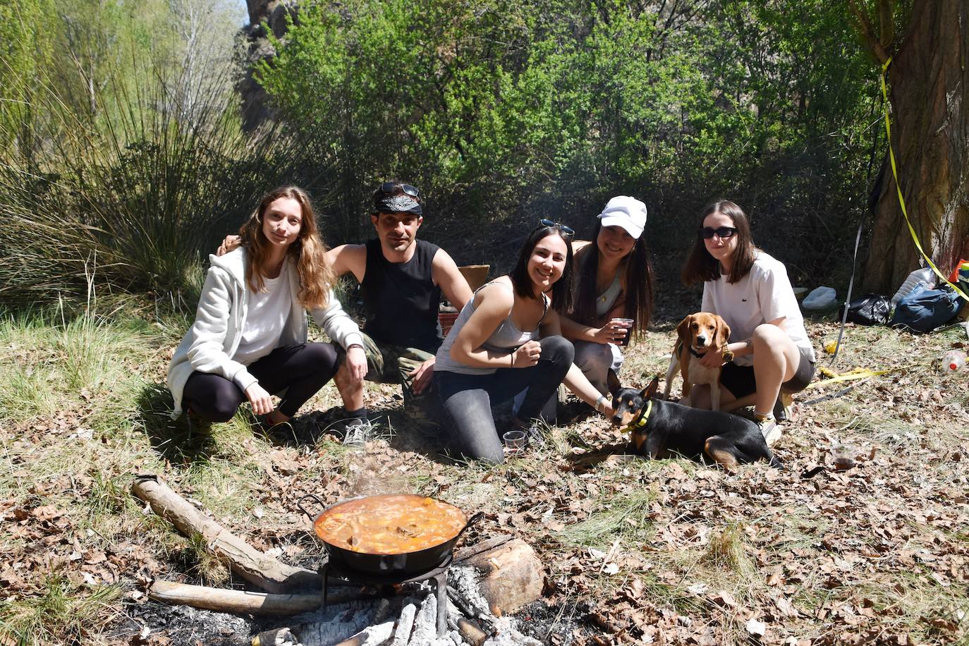 El prado de Clunia de Aguilar se llenó de familias y cuadrillas disfrutando juntos del día.