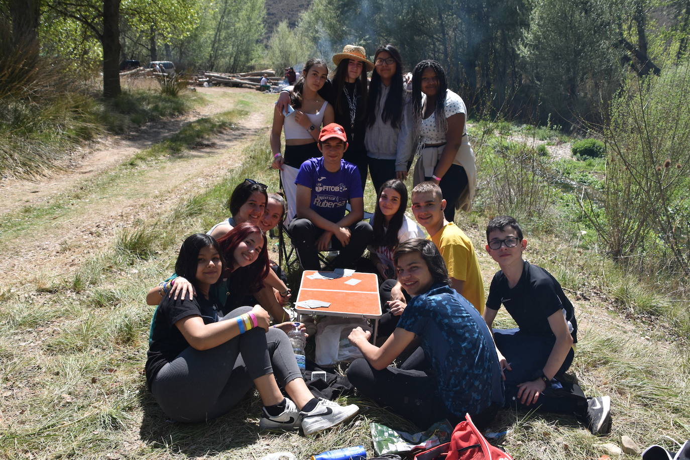 El prado de Clunia de Aguilar se llenó de familias y cuadrillas disfrutando juntos del día.