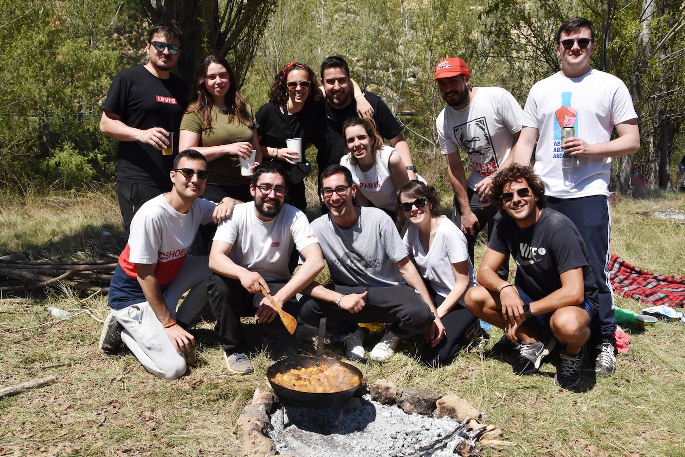 El prado de Clunia de Aguilar se llenó de familias y cuadrillas disfrutando juntos del día.