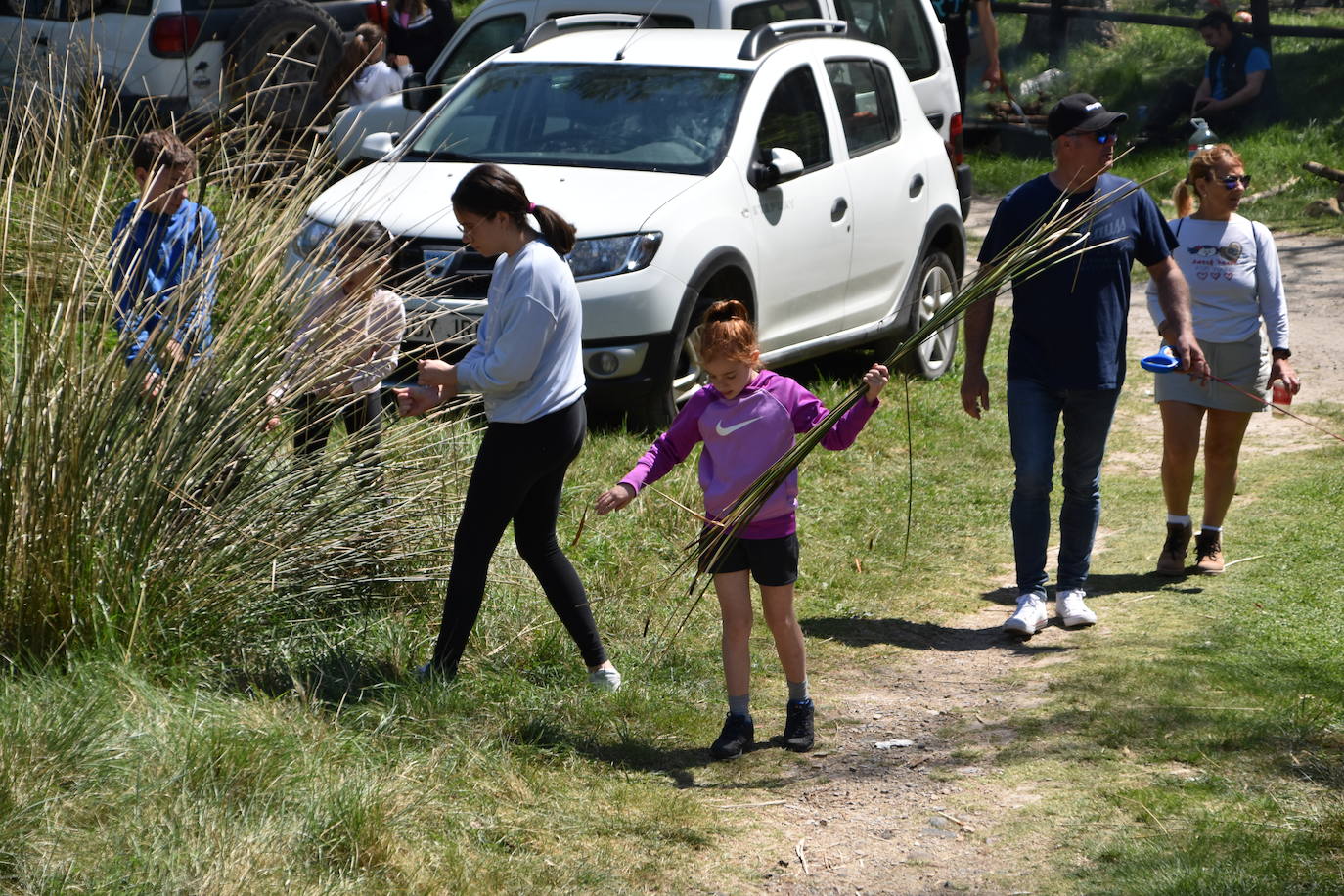 El prado de Clunia de Aguilar se llenó de familias y cuadrillas disfrutando juntos del día.