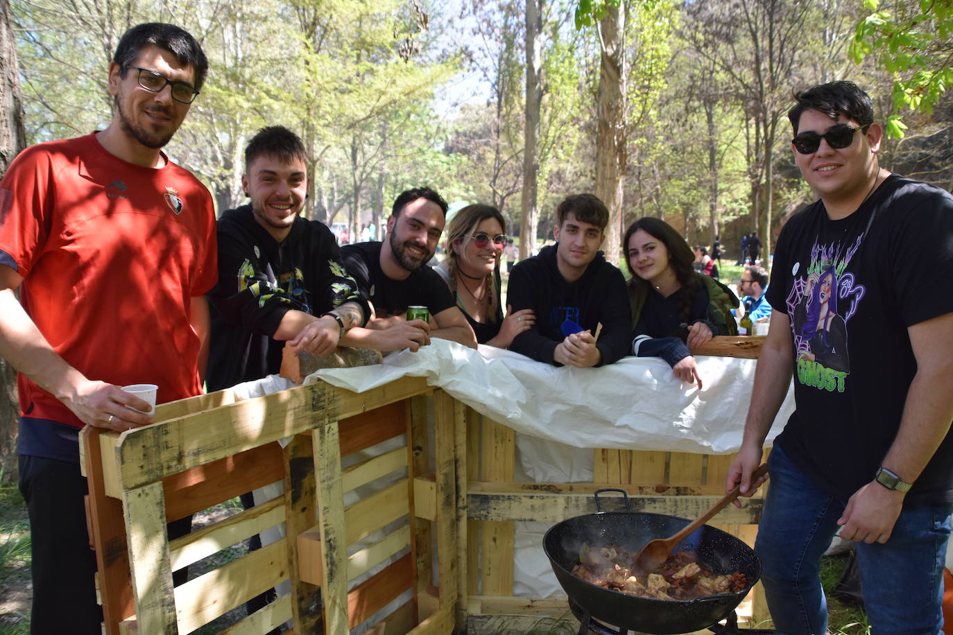 El prado de Clunia de Aguilar se llenó de familias y cuadrillas disfrutando juntos del día.