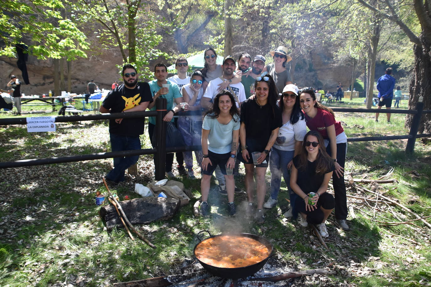 El prado de Clunia de Aguilar se llenó de familias y cuadrillas disfrutando juntos del día.