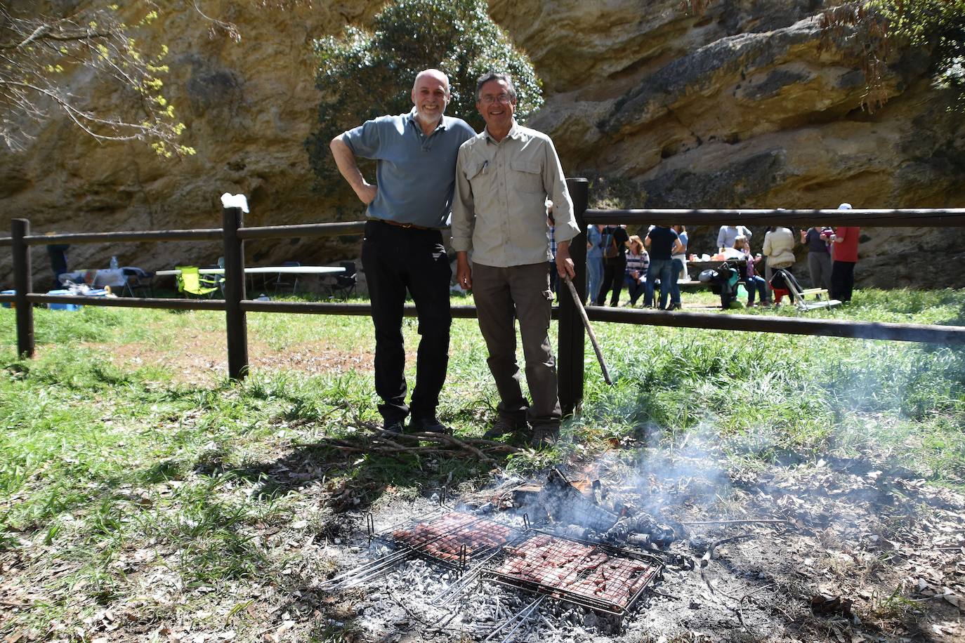 El prado de Clunia de Aguilar se llenó de familias y cuadrillas disfrutando juntos del día.